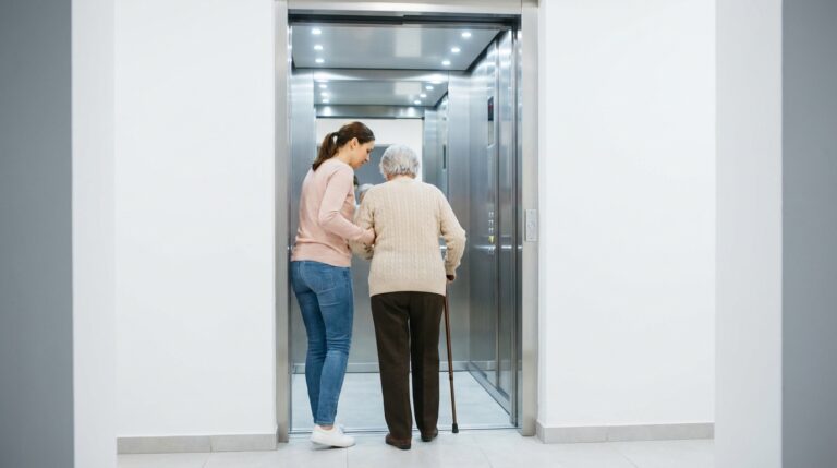 Elevador do prédio: como garantir segurança para minha mãe?
